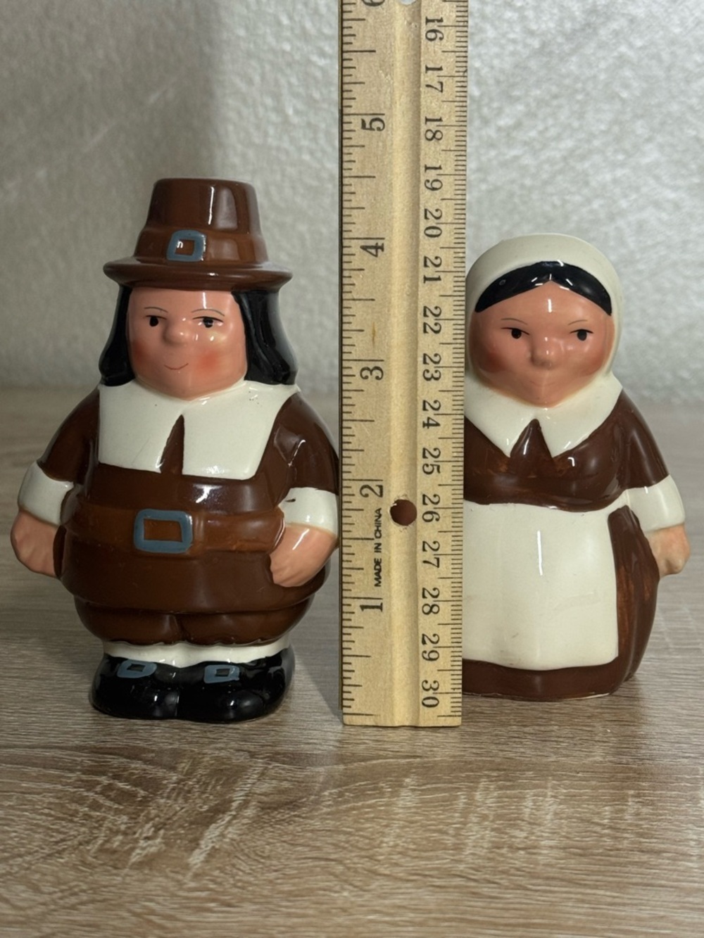 Vintage The Pilgrim Pair Salt and Pepper Shakers - Picture 7 of 9